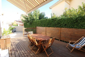 80m de la plage Appartement climatisé plein sud au rdc d'une maison 1 chambre 4 couchages terrasse et cour LXTURBOT7